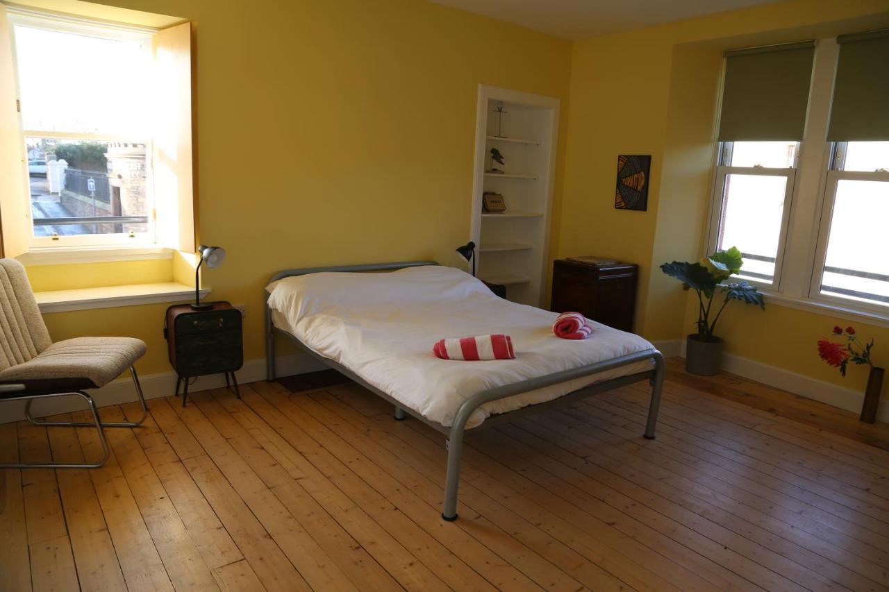 The Dolphin Inn Hostel Dunbar Bagian luar foto