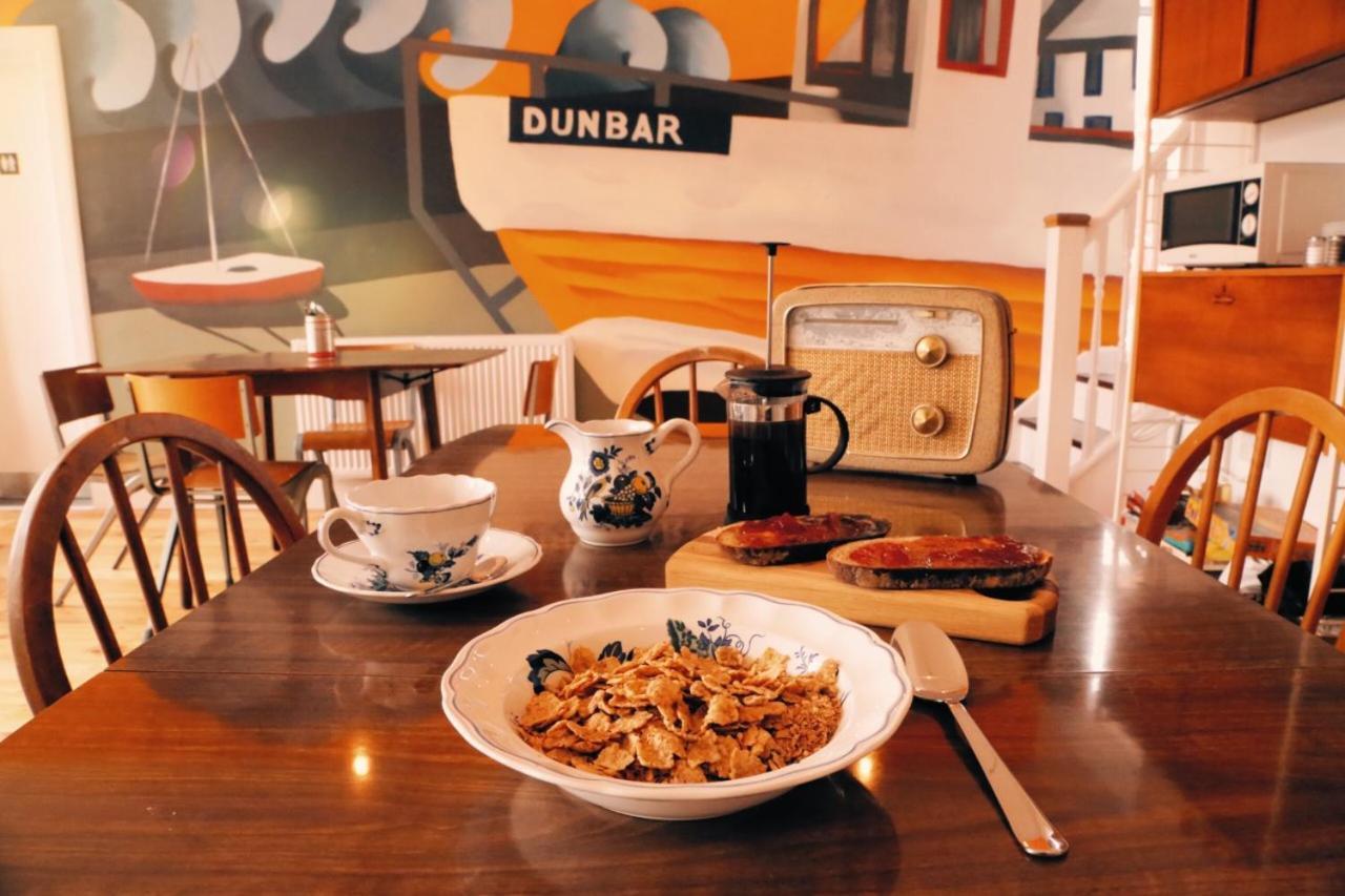 The Dolphin Inn Hostel Dunbar Bagian luar foto